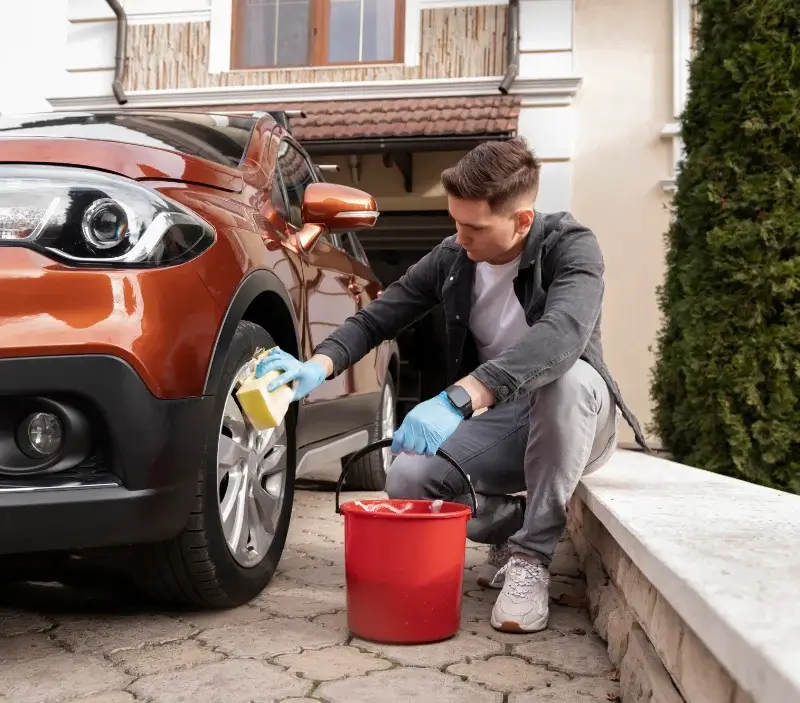 Lavage auto à domicile Fontaine-Raoul : professionnel intervenant sur un véhicule